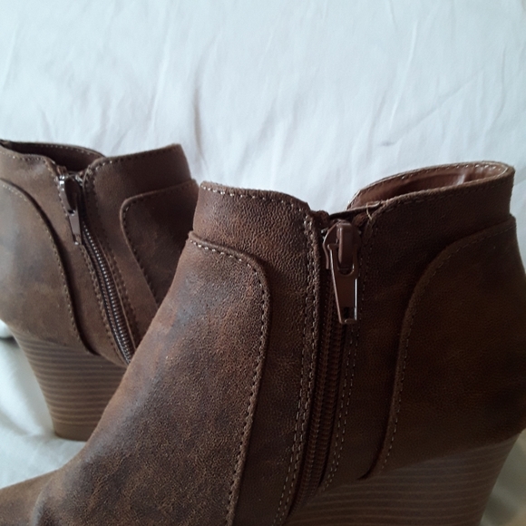 Qupid/brown suede ankle boots/wedge heel booties/zipper sides/short boots/size 7 - Picture 2 of 5